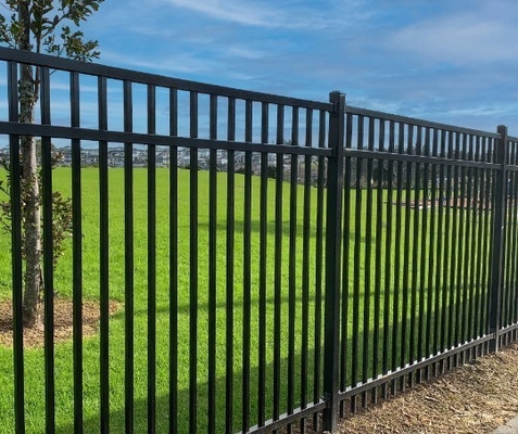 Buitenpaneel van gepolijst aluminium omheiningssysteem voor tuinbad