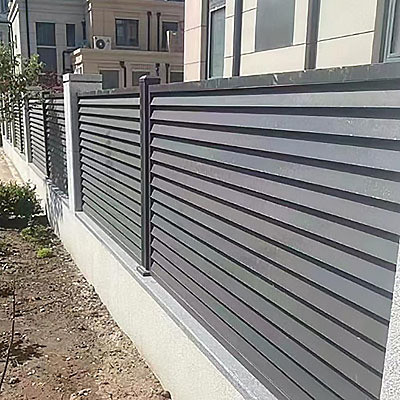 Moderne decoratieve aluminium privacy hek met horizontale slate en houten textuur panelen