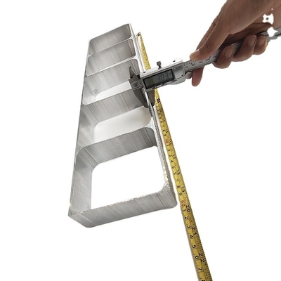 Robuuste aluminium extrusieprofielen voor vrachtwagens en bussen Lijstlengte 5,8-6,0M Tolerantie ±1%