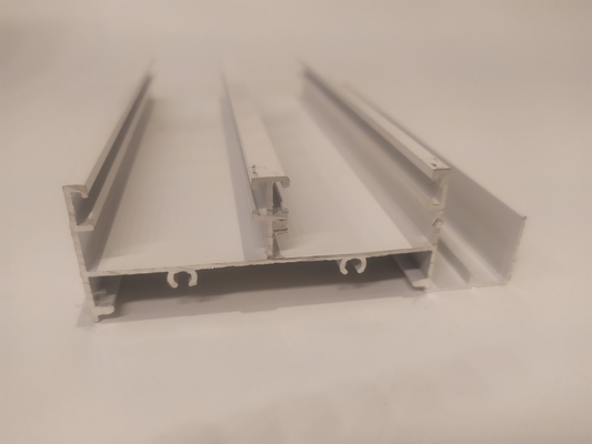 Aluminiumprofielen voor extrusie met bewerking in blanke en zwarte kleur