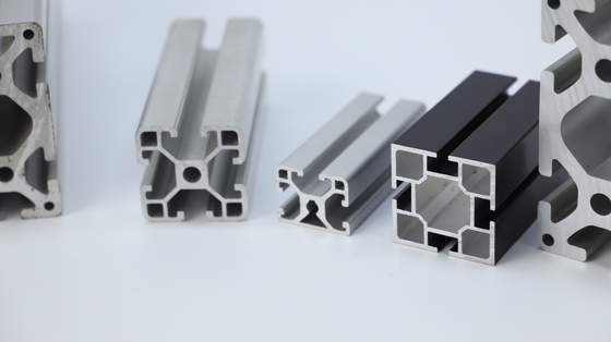 Met een hoge tolerantie geanodiseerde zilveren aluminium extrusieprofielen voor transportgereedschappen