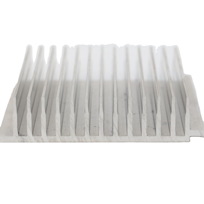 Zilveren geanodiseerde aluminium extrusieprofielen voor aangepaste grootte radiatorplaat aluminium