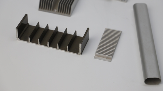 Zilveren geanodiseerde aluminium extrusieprofielen voor aangepaste grootte radiatorplaat aluminium