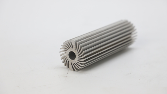 Zilveren geanodiseerde aluminium extrusieprofielen voor aangepaste grootte radiatorplaat aluminium
