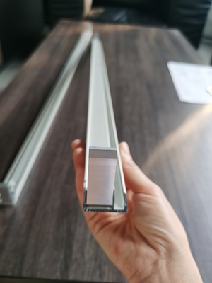 Aluminiumframe voor zonnepaneelmodule voldoet aan GB-standaard en verwerking van servicepunching