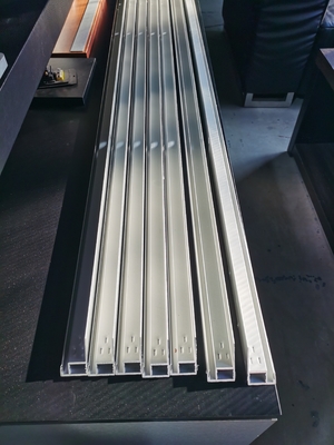 Aluminiumframe voor zonnepaneelmodule voldoet aan GB-standaard en verwerking van servicepunching