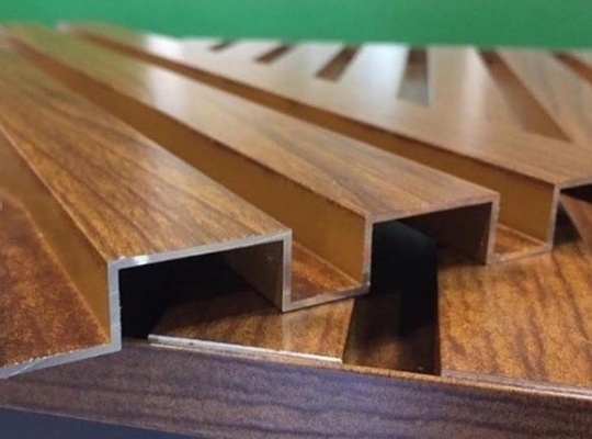 Aluminium leisteen met hout effect verf Perfecte combinatie van sterkte en stijl