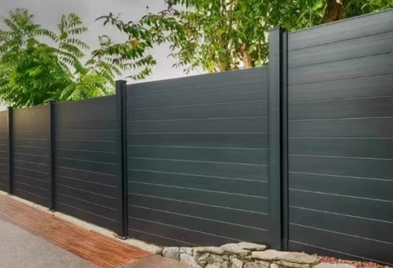 Op maat gemaakte aluminium hekpanelen met metalen hekpost en aluminiumprofiel