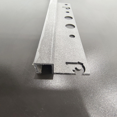 Aluminium trappenkant voor vloerversiering 5.8-6.0M Lengte Diep proces Precision Drilling