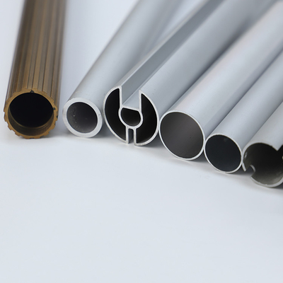 Vervaardiging van aluminiumprofielen voor PVDF-gecoate architecturale versieringen