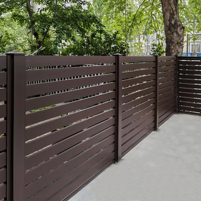 Aangepaste metalen beveiligings hek Bruin gaas Buiten Aluminium Tuin Privacy hek voor de boerderij